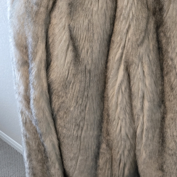 Elegant Gray Faux Fur Coat - Picture 4 of 6